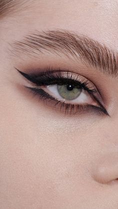 Starfall Makeup, Subtle Eyeliner Looks, Wing Eyeliner Looks, Big Eyeliner Looks, Swirl Eyeliner, Fishtail Eyeliner, Angel Wing Eyeliner, Bat Wing Eyeliner, Smokey Winged Eyeliner