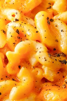 macaroni and cheese with black pepper sprinkled on top, close up