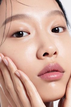 Perfect Skin Face, Korean Skincare Aesthetic, Laneige Cream Skin Refiner, Laneige Cream Skin, Skin Care Business, Hydrating Skin, Skin Model, Cream Texture, Skin Care Packaging