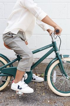 Classic Bike for Kids | Green | Banwood Bikes Bicycles Banwood | Alder & Alouette Kids Cycle, Stylish Bike, Green Bike, Bike Photoshoot, Bike Brands, Vintage Bike, Classic Bikes