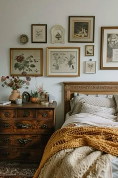 Light Bedroom Ideas Modern, Bedroom Ideas Antique Vintage, Vintage Looking Bedroom, Elegant Vintage Decor, Colorful Vintage Bedroom Ideas, Bedroom Antique Decor, Antique Vintage Bedroom, Bedroom Ideas Vintage Modern, Vintage Modern Decor Design Inspiration