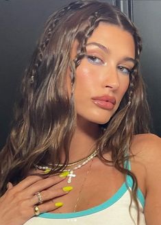 Hailey Baldwin Hairstyle, Leo Hairstyles, Hair Styles For Going Out, Coachella Outfit 2024, Medium Length Hairstyles For Thick Hair, Simple Coachella Outfit, Off Guard Pictures, Hailey Bieber Hair, Cute Trendy Hairstyles