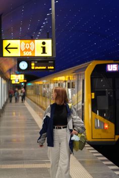 Mädchen U-Bahn Berlin Berlin Photo Ideas Instagram, Berlin Summer Outfits, Berlin Fashion Streetstyle, Berlin Germany Aesthetic, Fotoshooting Ideas