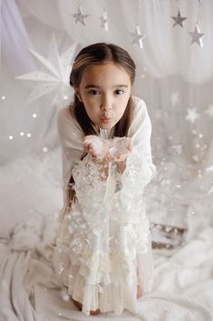 This is a super cute, neutral christmas mini session. Letting children play in this little christmas fort sets a beautiful and unique experience. Christmas Fort, Vancouver Christmas, Mini Session Ideas, Gold Christmas Ornaments, Neutral Christmas, Christmas Mini Sessions, Children Play, Strung Beads