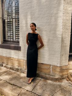 Boat Neck Dress Aesthetic, Black Dress Styling Formal, Black Dress Italy, Black Dress Minimalist, Work Event Dress Evening, Black Outfit Women Classy, Black Occasion Dress, Classy Fitted Dresses, Timeless Fashion Dresses