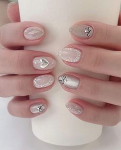 Pink Snow Nails, Short Japanese Nails, Winter Gel Nails Short, Aesthetic Winter Nails, Snow Nails, Fancy Nails Designs, Beauty Nails Design, Daisy Nails, Edgy Nails