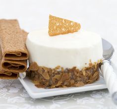 there is a dessert on the plate with some crackers