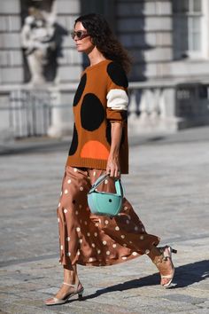 Sweater Skirt Outfit, Winter Products, Faux Skirt, London Fashion Week Street Style, London Fashion Weeks, Simple Fall Outfits, Leopard Print Skirt, Spring Sweater