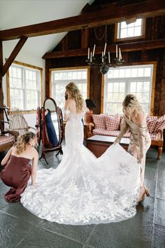 For the ceremony, Arianna wore a breathtaking lace Monique Lhuillier gown with detachable sleeves and her bridesmaids looked radiant in satin dresses in shades of rust, champagne, and terracotta. When it was time to break it down, Arianna switched into a fun boho mini-dress with feather fringe details. #weddingdress #laceweddingdress #gettingready #bridesmaids #bridestyle