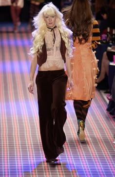 2000s Runway Fashion, Betsey Johnson Runway, Corinne Day, Silver Outfits, Gala Fashion, Runway Outfits, High Fashion Looks