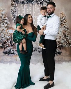 Glam Family Photoshoot, Cute Family Pictures, Christmas Family Photoshoot, Family Christmas Outfits, Holiday Pics, Holiday Photoshoot