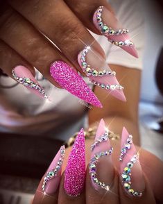 Valentine Day Nails, Friends Shoes, Makeup Boutique, Valentines Day Nail, Mani Ideas, Nails With Glitter