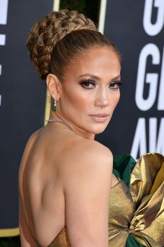 Jennifer Lopez e lo chignon con treccia, ecco l’acconciatura strategica