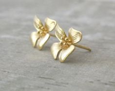 Leaf earrings Gold earrings stud earrings Gold by Ayajewellery Gold Earrings Stud, Leaf Earrings Gold, Dark Romantic Wedding, Simple Leaf, Simple Stud Earrings, Gold Leaf Earrings, Stud Earrings Gold, Dark Romantic, Flower Stud Earrings