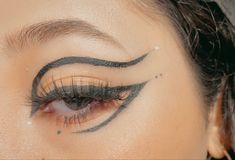 Abstract Eyeliner Looks, Abstract Eyeliner, Crazy Vibes, Cabaret Makeup, Eyeliner Idea, Yellow Eyeliner, Eyeliner Art, Makeup Crazy, Eyeliner Inspo