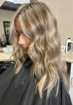 blonde to bronde hair goals #bronde #hairstyleideas #haircolor Brownish Blonde Hair, Blonde Light Brown Hair, Light Brunette Hair, Hair Winter, Bright Blonde Hair, Girly Tingz, Light Brunette, Hair Colouring, Colour Hair