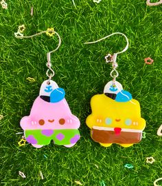 ♡ Add a kawaii touch to your jewelry collection with these charming SpongeBob and Patrick earrings. Handcrafted with high-quality polymer clay and painted in bright, vibrant colors, these lightweight earrings are comfortable to wear and come with a secure post-back. They are also nickel-free, making them safe for all skin types. Order now and bring a little bit of Bikini Bottom to your ears! ♡ *Refund Policy* We offer refunds or exchanges for mistaken, missing, defective, or damaged items. No re Spongebob Und Patrick, Patrick Spongebob, Spongebob And Patrick, Spongebob Patrick, Lightweight Earrings, Light Weight Earrings, Handmade Earrings, Skin Types, Jewelry Earrings Dangle