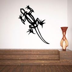 a black and white wall decal with a gecko on it's side