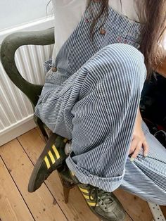 Dungarees Aesthetic, Aesthetic Adidas Shoes, Adidas Shoes Outfit, August Fashion, Dungarees Outfit, Summer 2022 Outfits, Aesthetic Adidas, How To Have Style, Girl Skater