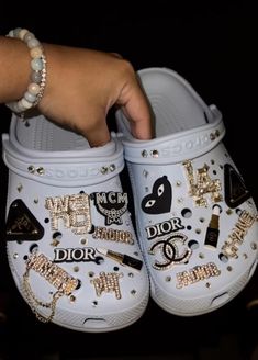 Croc Jibbitz Ideas, Crocs With Jibbitz, Crocs Aesthetic, Bedazzled Shoes, Black Crocs, Mom Shoes