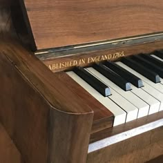 an old piano with a plaque on it that says, established in england 765