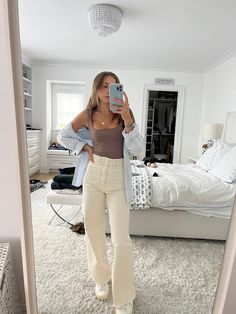 Summer Retail Outfits, Simple Spring Outfits For School, Jeans Church Outfit, Feminine Casual Outfits, Hostess Outfit, Spring Pants Outfits, Outfit Ideas Everyday, Spring Outfits For School, Outfit Ideas Spring