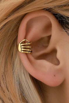 Adorable gold cuff earring that comes in silver too, rust free and is super afforable! Use my discount code (leahmozisek) Bat Clothing, Vampire Jewelry, Bat Necklace, Punk Earrings, Cuff Earring, Hand Design, Skull Hand, Halloween Bat, Ear Cuff Earings