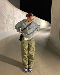 Green Cargo Pants Outfit, Celana Kargo, Winter Pants Outfit, Streetwear Inspo, Mode Zara, Cargo Pants Outfit, Green Cargo Pants