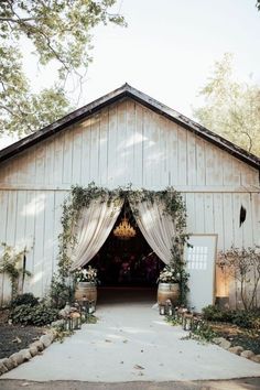 Décor extérieur de grange pour un mariage champêtre Rustic Chic Wedding Reception, Farmhouse Modern Wedding, Wedding Venue Planner, Romantic Farmhouse Wedding, Southern Chic Wedding Ideas, Wedding In A Shop, Farmhouse Wedding Venue Ideas, Classy Farmhouse Wedding, Fairytale Farm Wedding