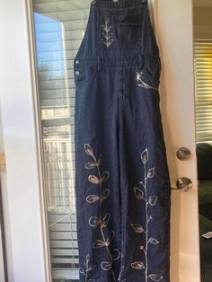 Ready to get a compliment on your outfit every time you go out? This is hand painted by me! hippie boho unique hand dyed upcycled SIZE M- TAG SAYS 6. THESE ARE SLIGHTLY OVERSIZED. advertised as "90s baggy overalls" Brand: Universal Threads model is size 4 / 6 - 140 LBS - 5'4 *I do have two little white Siamese cats and these are made in my home. will "lint roll" them prior to shipment  saving and repurposing a cool clothing item? hot stuff! Black Overall Outfit, Baggy Overalls, Womens Overalls, 90s Baggy, Overall Outfit, Outfit Cute, Overalls Women, Siamese Cats, Clothing Items