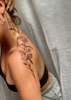 Tatoos Shoulder Women, Flower Wrap Around Tattoo Shoulder, Tattoo Ideas Back Of Arm, Cute Tattoo Placement For Women, Shoulder Tattoos Women, Bone Tattoos, Tasteful Tattoos, Spine Tattoos For Women, Shoulder Tattoos For Women