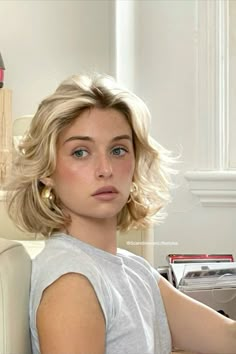 Short Hair With Sunglasses, Short Haircuts With Layers For Women, Short Hairstyle Inspo Aesthetic, Shoulder Length Blonde Haircuts, Blonde Short Hair Curly, Blonde Bob Outfits, Diana Cut Hairstyle, Italian Short Hair, Short Old Money Hair