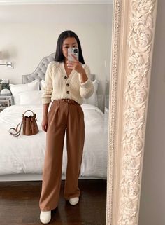 Dress Pants Fall Outfit, Dress Down Dress Pants, Professional Outfit Sneakers, Casual Outfit With Dress Pants, Flat Pants Outfit, Office Clothes With Sneakers, Trousers And Tennis Shoes, Wide Leg Trouser With Sneakers, Wide Leg Trousers Outfit Sneakers