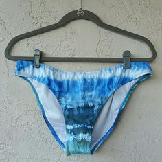 Cute High-Quality Bikini Bottom! Blue And White Tie-Dye Pattern With Some Gray/Green. Mix Or Match With Any Bikini Or Tankini Top! Classic Scoop Style. Tie Dye Beachwear Bottoms For Beach, Tie Dye Swimwear For Summer Pool Days, Summer Tie Dye Swimwear For Pool, Tie Dye Swimwear For Pool In Summer, Summer Tie-dye Swimwear For Pool, Stretch Tie Dye Beach Bottoms, Tie-dye Swimwear For Summer Pool, Tie Dye Summer Beach Bottoms, Fitted Tie Dye Swimwear For The Beach