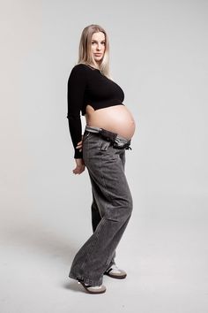 This maternity and nursing friendly crop sweater has a slim silhouette with a flattering crew neckline, extra long sleeves and side slits. Effortlessly chic and incredibly soft, LO+JAYNE's Maternity Crew Crop Top is designed to be shorter to drape over your bump and make it easy to nurse after pregnancy! Made from premium, luxe knit breathable fabric, this top provides the perfect blend of support and flexibility for both pregnancy and nursing. Its crop length and relaxed fit make it easy to pai Maternity Skirts, Modern Maternity, Baby Bump Style, Maternity Outfit, Cute Maternity Outfits, Bump Style, Fun Baby, Asymmetric Neckline, Nursing Friendly