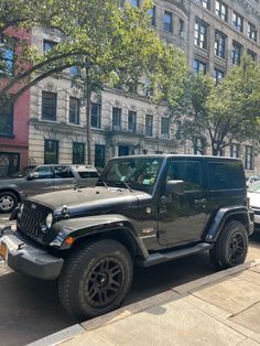 the jeep is parked on the side of the street