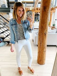 White Jeans And Jean Jacket Outfit, Outfits With White Denim Jacket, White Jean Jacket Outfits Spring, Blue Denim Jacket Outfit Women, Blue Denim Jacket Outfit, Denim Jacket Outfit Women