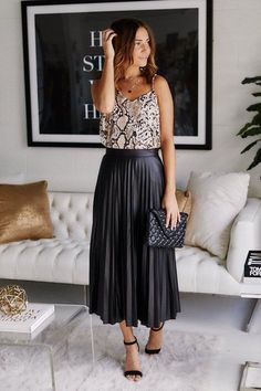 Pleated Skirt Outfits, Accordion Skirt, Black Skirt Outfits, Stile Boho Chic, Faux Leather Midi Skirt, Midi Skirt Outfit, Leather Pleated Skirt