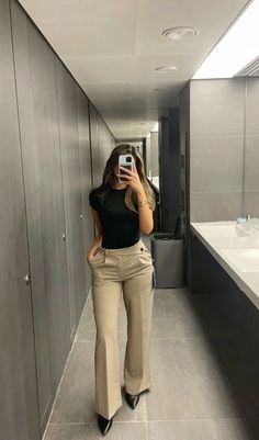 Women Car Sales Outfits, Finance Job Outfit, Business Woman Fits, Luxury Mom Outfits, Gray Business Pants Outfit, Women Presentation Outfit, Buissnes Attire, Black Work Trousers Outfit, Business Core Outfits For Women