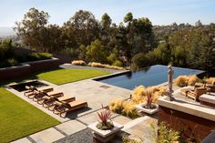 Chic natural palette Laguna Hills pool terrace with matching paving stones, lounge chairs & landscape design. Moderne Pools, Modern Prairie, Hillside House, Natural Palette, Landscape Elements, Modern Pools, Terrace Design