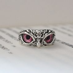 This demon eye owl ring is designed with an owl eye on the front and exquisite carved details, this conspicuous position makes your ring easy to be noted and adds much chic sense to you when you wear it on your fingers, it can catch people's attention, and allow you to shine in the crowds. Our retro animal open ring is equipped with adjustable diameter, this allows you to easily wear it at any time, no matter whether you lose weight or gain weight; You can also give it to your friends or loved o Owl Ring, Owl Eyes, Ring Making, Animal Rings, Stylish Rings, Jewelry Wedding Rings, Owl Design, Eye Ring, Outfit Making