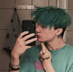 Green Hair Men, Boys Dyed Hair, Dyed Hair Men, Androgynous Hair, Men Hair Color, Foto Poses, 짧은 머리, Undercut Hairstyles, Short Hair Haircuts