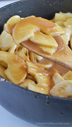 a pan filled with bananas and caramel sauce