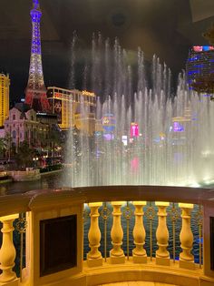 the fountains show in front of the eiffel tower