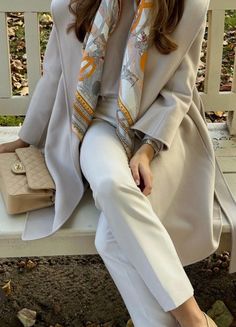 Loro Piana Outfit, Old Money Women, Outfit Old Money, Walking Outfits, Parisian Chic Style, Elegant Outfit Classy, Sophisticated Outfits, Office Outfits Women, Summer Attire