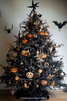 Original black Christmas tree decorated with Halloween-themed ornaments like pumpkins, bats, and spooky lights. Unique Christmas Trees Themes, Christmas Tree Inspo, Pretty Christmas Decorations, Christmas Decor Inspiration, Unique Christmas Decorations