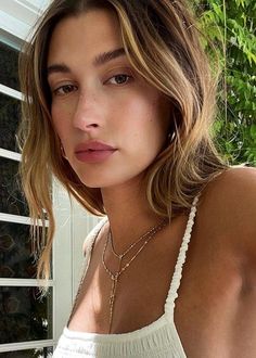 From AM to PM here's everything that the model uses to keep her flawless face looking it's best 24/7. | #Diy_Hairstyles #Balayage #Summer_Hairstyles #Diy_Hair_Hacks Diy Hair Hacks, Hayley Bieber, Hailey Baldwin Style, Gorgeous Skin, Hailey Baldwin, Makati, Hailey Bieber, Diy Hairstyles