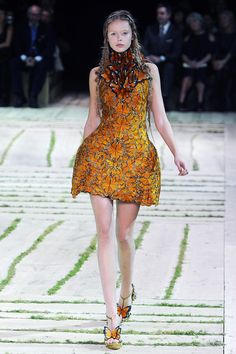 Alexander Mcqueen Nature, Butterfly Runway, Alexander Mcqueen 2010, Alexander Mcqueen Designs, Alexander Mcqueen Couture, Mcqueen Runway