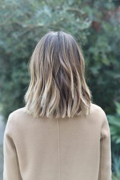 Haircuts Ideas For Women, Medium Length Blonde Hair, Haircuts Ideas, Short Dark Hair, Wavy Bob Hairstyles, Short Straight Hair, Short Hair Balayage, Long Bob, Looks Chic