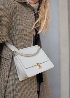 Polène | Sac N°7 - Craie Grainé Polene Numero Sept, Bag Wishlist, Bags Inspiration, Minimalistic Fashion, Bag Closet, Timeless Bags, Leather Makeup Bag